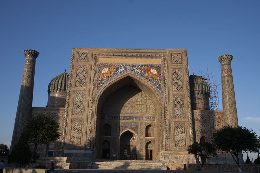 Avondlicht op de Sher Dor madrassa van Samarkand