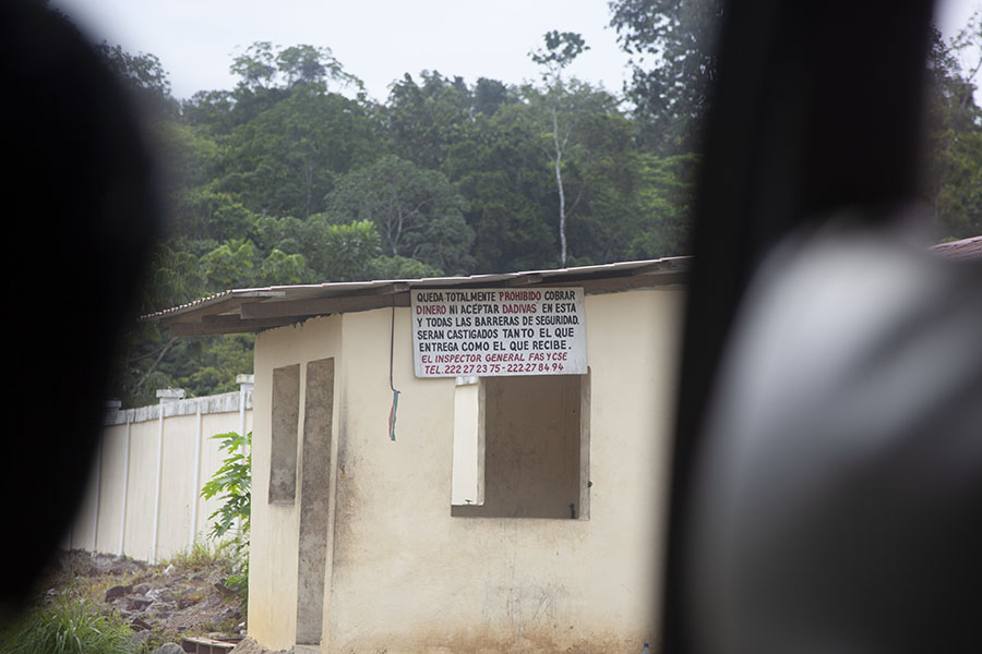 Bord waarop wordt verklaard dat corruptie verboden is in Equatoriaal Guinea