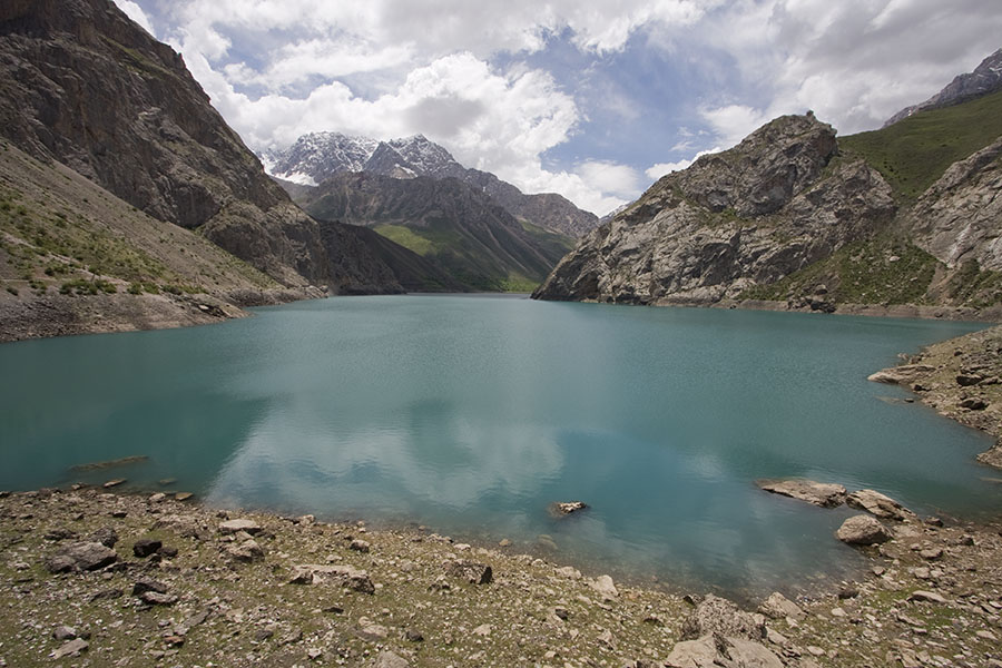 Het Marguzor meer in het westen van Tadjikistan