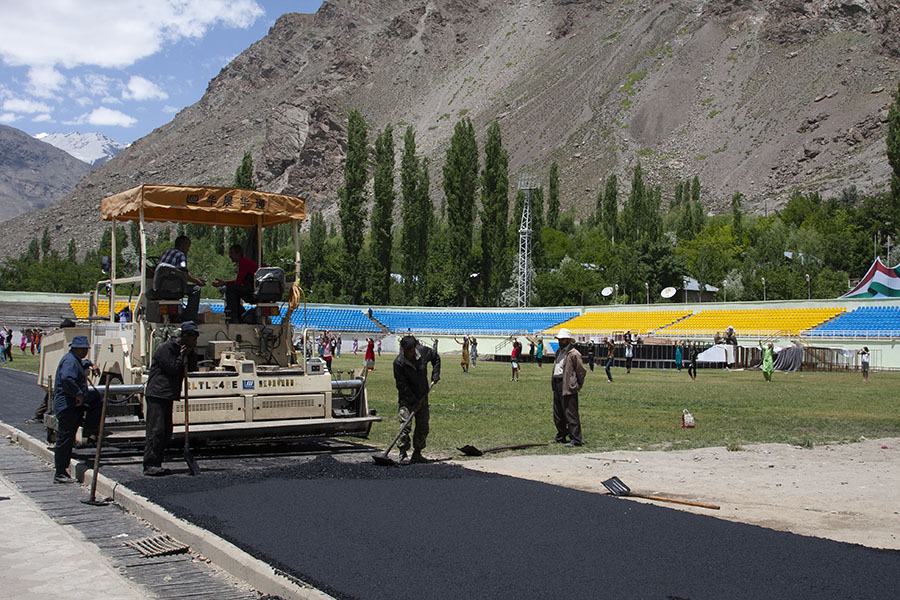 Voorbereidingen voor het bezoek van de president in Khorog: nieuwe laag asfalt