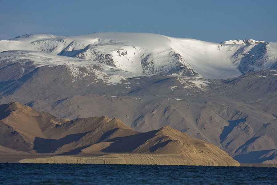 Bergen omringen het Karakul meer in het noordoosten van Tadzjikistan