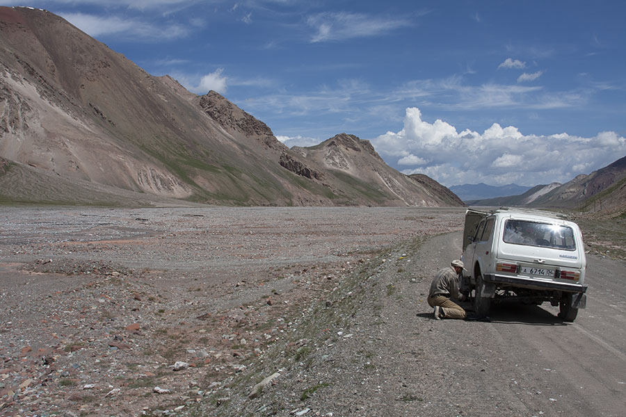 Reparatie van de Lada Niva op weg naar Sary Tash in Kirgizié