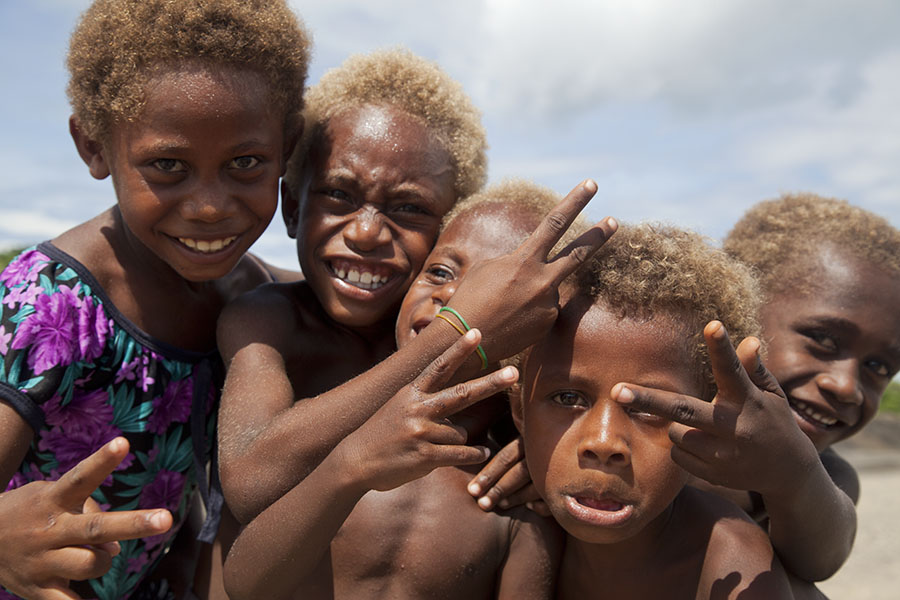 Papoea kinderen poseren voor een foto